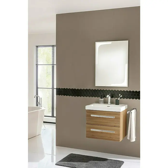 Lanzet K1 Einbauwaschbecken - 61 x 46 cm, Weiß - Modernes Badezimmer-Interieur mit einem hölzernen Waschtischunterschrank, einem Spiegel und einer dunklen Bordüre vor einer braunen Wand.