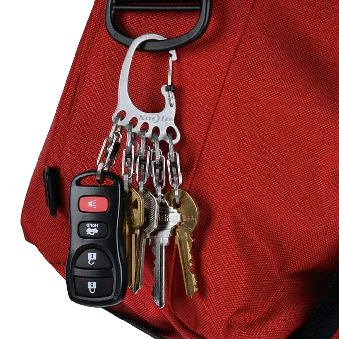 Nite Ize Mosquetón BigFoot Locker KeyRack - L x An: 140 x 20 mm, Acero inoxidable - Un llavero Nite Ize KeyRack S-Biner con una llave de coche y varias llaves de casa, atado a una bolsa roja.