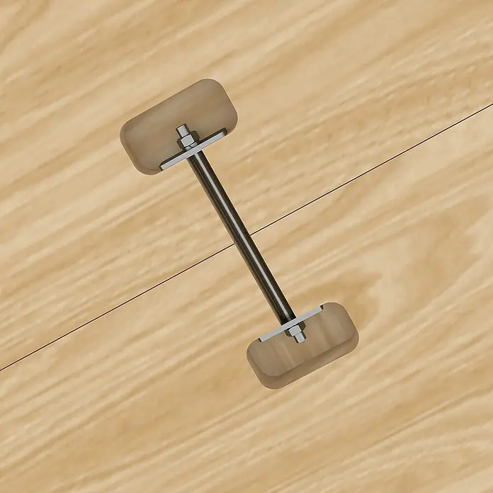 Güde Werkbank Eckmodul GW600E - L x B x H: 109,5 x 109,5 x 85 cm - Ein Holzhocker, der auf einem hellen Holzboden steht, mit einem Metallgriff, der die beiden Holzteile verbindet.