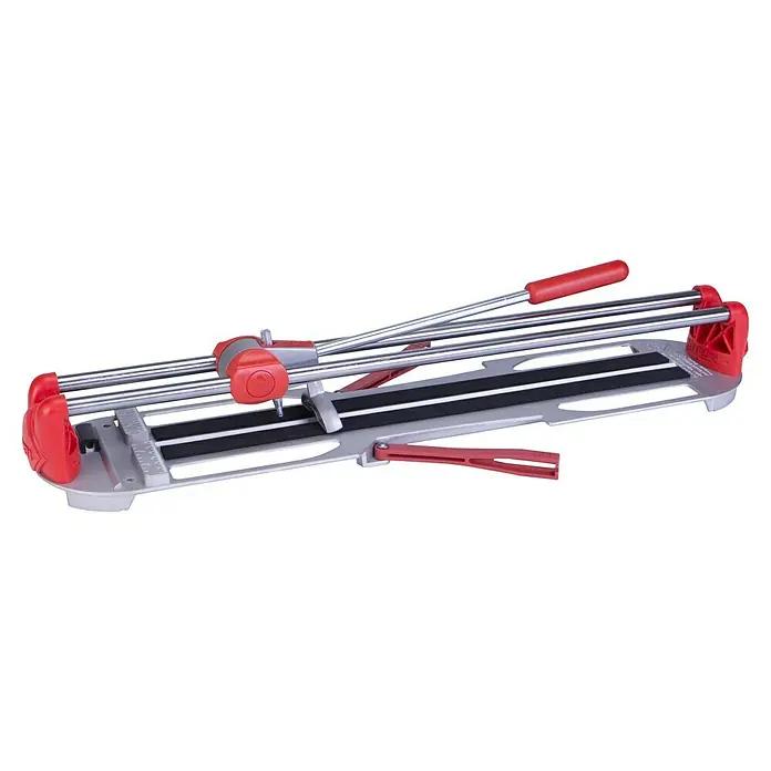 Rubi Cortador manual de azulejos Star 63 - Longitud de corte máx.: 630 mm, Espesor máx. de azulejo: 12 mm - Primer plano de una cortadora de azulejos con mangos rojos y rieles plateados sobre un fondo negro.