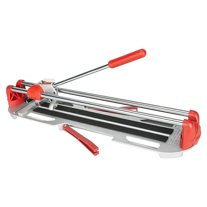 Rubi Cortador manual de azulejos Star 63 - Longitud de corte máx.: 630 mm, Espesor máx. de azulejo: 12 mm - Primer plano de un cortador de azulejos con mango rojo y base plateada, diseñado para cortes de azulejos precisos.