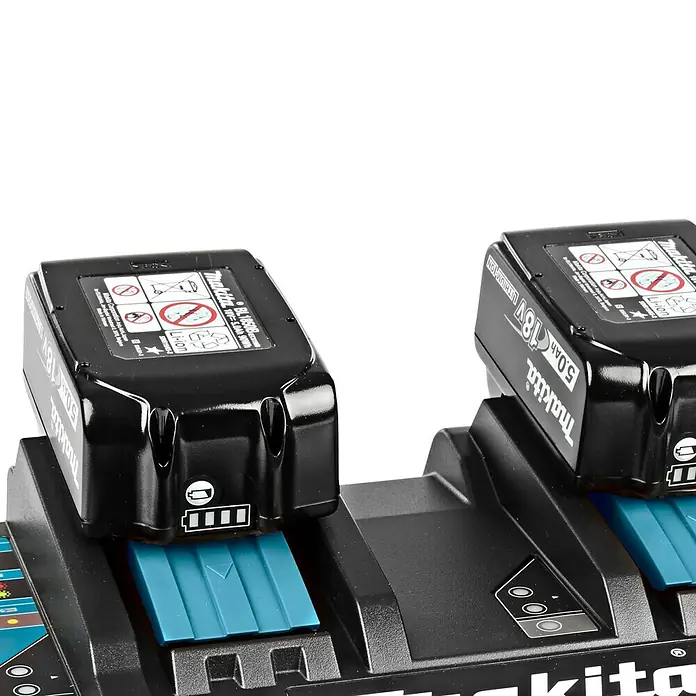 Makita LXT 18V Schnellladegerät DC18RD - Passend für: Makita Li-Ionen-Akkus 14,4 - 18 V (LXT-Akkusystem) - Nahaufnahme eines Makita Doppel-Ladegeräts mit zwei eingesetzten 18V 5.0Ah Lithium-Ionen Akkus, ideal zum Laden von Elektrowerkzeug-Akkus.
