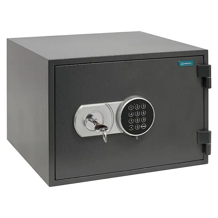 Arregui Caja fuerte ignífuga Resist 41220 - L x An x Al: 44,5 cm x 42,5 cm x 31 mm, Tipo de bloqueo: Cerradura de combinación electrónica, 21 l - Imagen de una caja fuerte gris con cerradura y teclado digital para el almacenamiento seguro de objetos de valor.