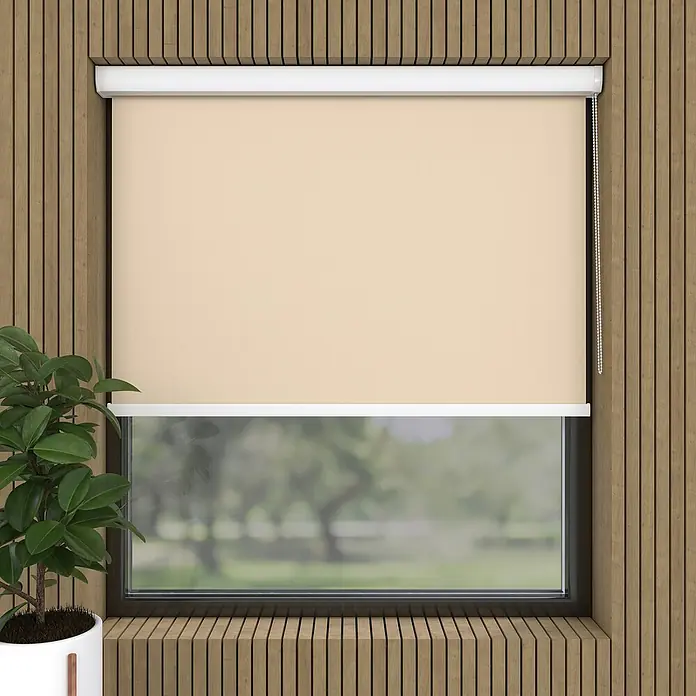 Expo Ambiente Rollo mit KassetteB x H: 80 x 175 cm, Beige, Uni - Beige Rollos vor einem Fenster, die sanftes Licht hereinlassen und Privatsphäre bieten. Perfekt für eine gemütliche Atmosphäre in jedem Raum.