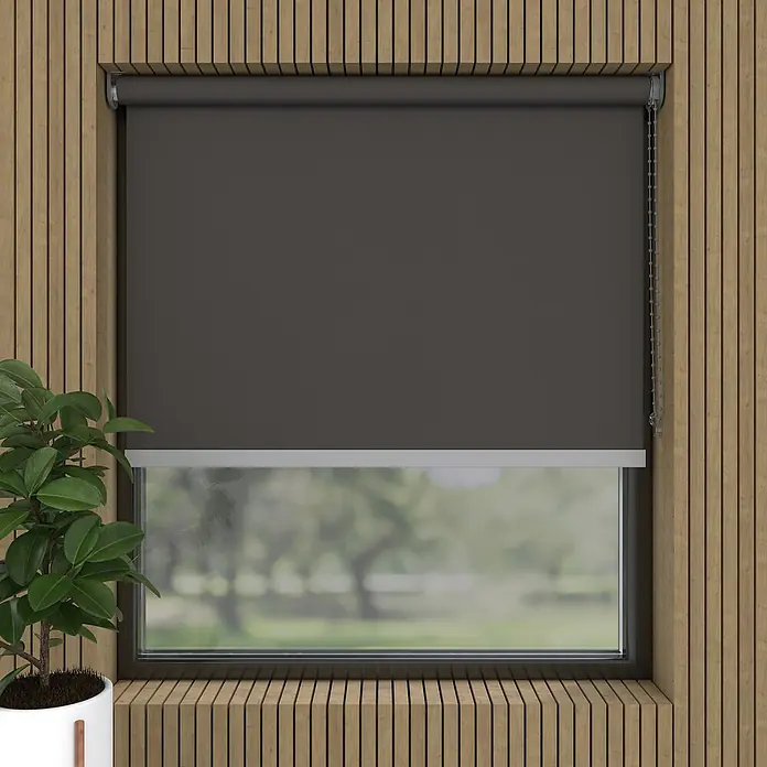Expo Ambiente Verdunkelungsrollo Mila - B x H: 90 x 275 cm, Grau - Schwarzes Rollo für ein Fenster in einem Zimmer mit Holzpaneelen. Der Rollladen ist fast vollständig heruntergelassen und das Tageslicht scheint noch durch.