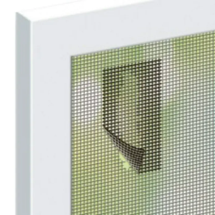Schellenberg Insect System Cinta de reparación - L x An: 100 x 5 cm, Antracita - Marco de ventana con mosquitera dañada. La malla está rota y colgando, permitiendo la entrada de insectos.