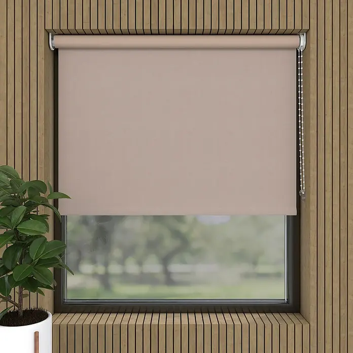 Verdunkelungsrollo Velvet - B x H: 90 x 190 cm, Sand - Beigefarbene Rollos verdecken das Fenster und bieten Privatsphäre und Lichtkontrolle in einem Raum mit Holzpaneelen.