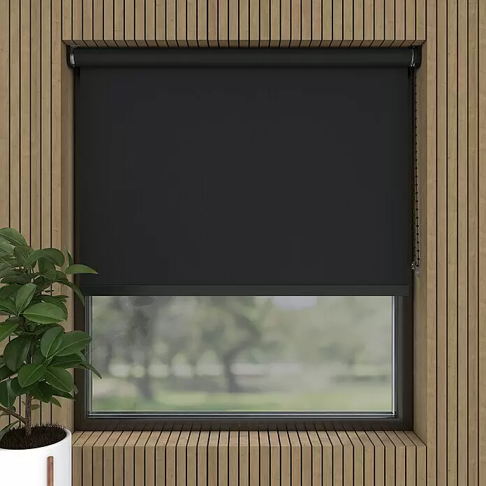 Expo Ambiente Verdunkelungsrollo Mila - B x H: 150 x 190 cm, Schwarz - Schwarzes Rollo, das ein Fenster bedeckt, umgeben von Holzverkleidung, mit einer grünen Pflanze daneben.
