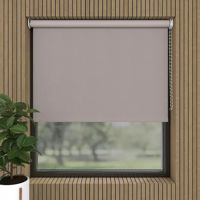 Verdunkelungsrollo Velvet - B x H: 60 x 190 cm, Kiesel - Helles beiges Rollo vor einem Fenster, bedienbar mit weißer Perlenkette, umgeben von Holzpaneelen.