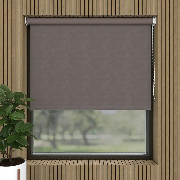 Verdunkelungsrollo Velvet - B x H: 80 x 190 cm, Taupe - Brauner Rollo bedeckt ein Fenster und bietet Privatsphäre. Das Rollo ist an einer Wand mit Holzpaneelen befestigt und sorgt für einen modernen Look.
