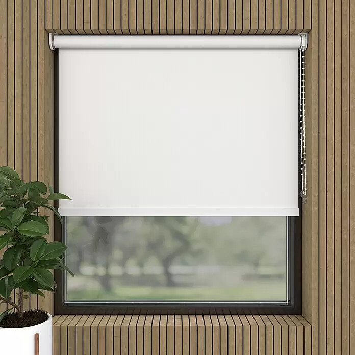 Expo Ambiente Verdunkelungsrollo Mila - B x H: 90 x 190 cm, Weiß - Weißes Rollo teilweise vor einem Fenster heruntergelassen, in einer Holzvertäfelung.