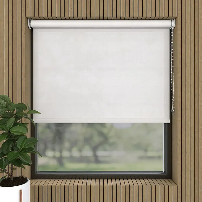 Rollo Screen - B x H: 180 x 190 cm, Weiß, Uni - Weißes Rollo vor einem Fenster mit Holzrahmen und Blick ins Grüne, ideal für ein helles und freundliches Ambiente.
