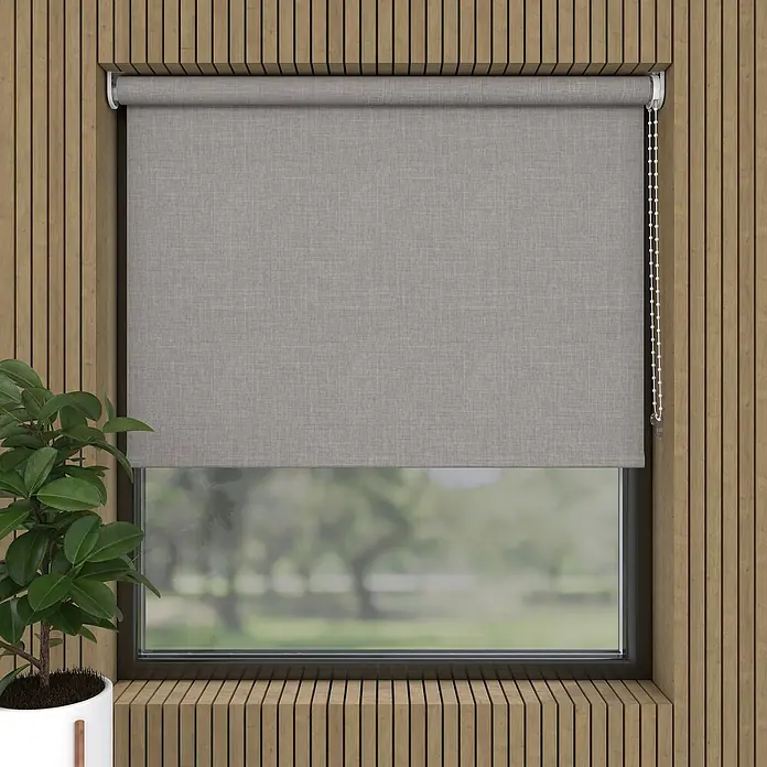 Verdunkelungsrollo Structure - B x H: 140 x 190 cm, Kalk - Ein graues Rollo ist vor einem Fenster mit Blick auf Bäume angebracht, ergänzt durch eine Topfpflanze.