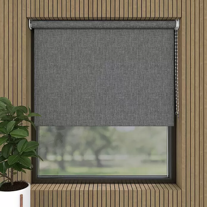 Verdunkelungsrollo Structure - B x H: 140 x 190 cm, Asche - Strukturierter grauer Rolladen in einem Fenster, umgeben von vertikalen Holzpaneelen.