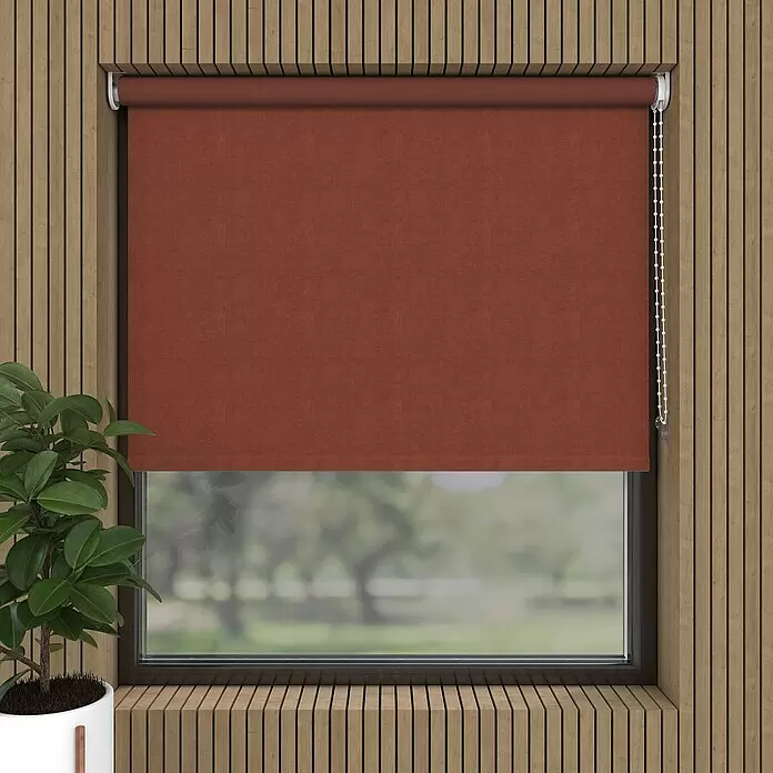 Verdunkelungsrollo Velvet - B x H: 90 x 190 cm, Terra - Terracotta-Stoffrollladen an einem Fenster mit natürlicher Holzvertäfelung.