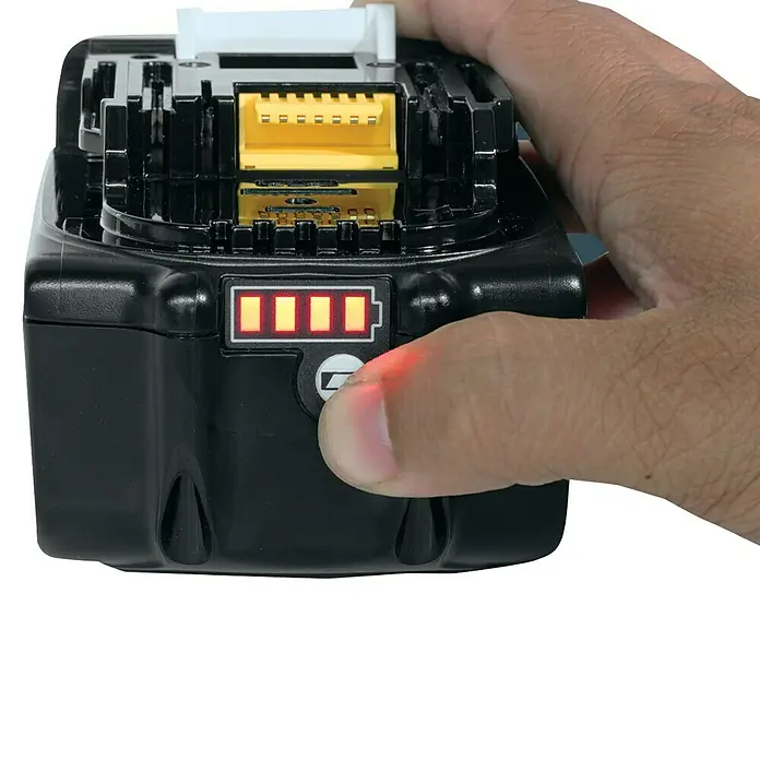 Makita LXT 18V Akku BL1830B - 18 V, 3 Ah - Der Akku einer Elektrowerkzeugmaschine wird auf seinen Ladezustand geprüft, wobei die LED-Anzeige leuchtet.