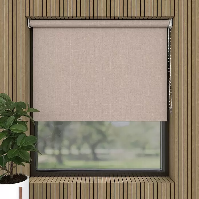 Verdunkelungsrollo Structure - B x H: 90 x 275 cm, Beige - Beiger texturierter Rollostoff in einer Fensternische mit Holzlamellenverkleidung. Eine Pflanze ist links sichtbar.