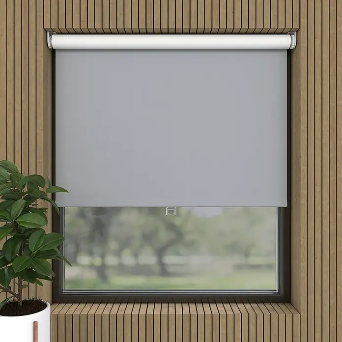 Expo Ambiente Springrollo - B x H: 90 x 190 cm, Grau - Graue Rollos verdecken ein Fenster mit Blick ins Grüne, umgeben von einer Holzvertäfelung.