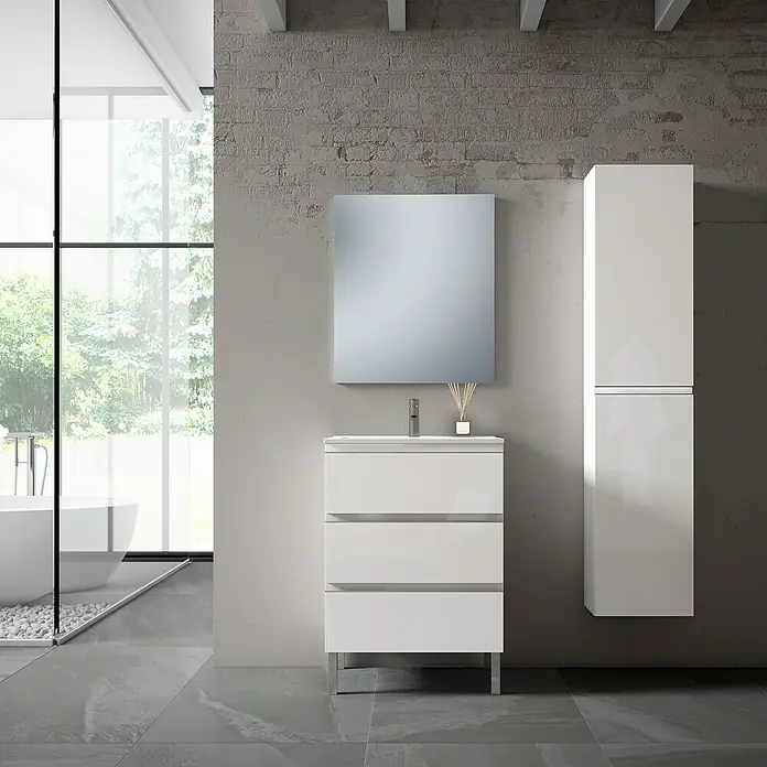 Conjunto de mueble de baño Celia - Ancho: 60 cm, Blanco, 3 pzs. - Imagen de un baño moderno con un mueble de lavabo blanco y un armario con espejo a juego delante de una pared gris.