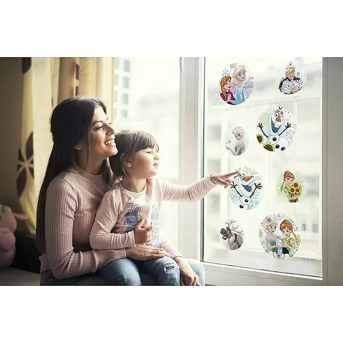 Komar Frozen Wandtattoo Springday Bubbles - Grün, Braun, 30 x 30 cm, 8 -tlg. - Kind zeigt auf bunte Disney Frozen Fensteraufkleber am Fenster.