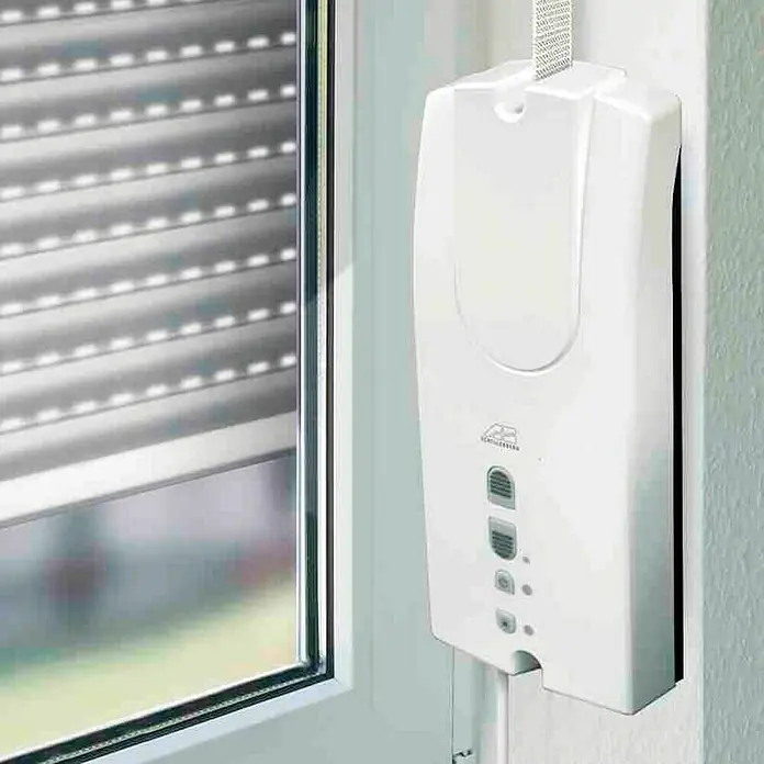 Schellenberg Rollodrive Recogedor de cinta de persiana 55 - L x An x Al: 24,5 x 10,1 x 4 cm, Apto para: Mini sistemas de persianas enrollables - Primer plano de un accionamiento de persiana enrollable en una ventana, diseñado para controlar las persiana.