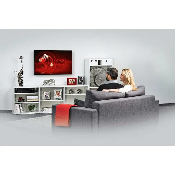 Hama TV-Wandhalterung starr - Passend für: Bildschirmdiagonale 19 - 48″, Belastbarkeit: 25 kg, Wandabstand: 2,3 cm - Ein modernes Wohnzimmer mit einem stilvollen TV-Möbel und einem Flachbildfernseher, auf dem Nachrichten laufen.