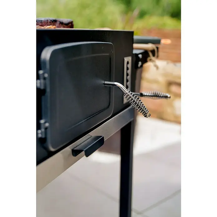 Kingstone KMS Holzkohlegrill Black Angus XXL - Grillfläche (B x T): 70 x 43,5 cm, Schwarz - Detailaufnahme eines schwarzen Grills mit Ofentür, Griffen und Edelstahlakzenten. Ideal für Grillabende und Outdoor-Cooking.