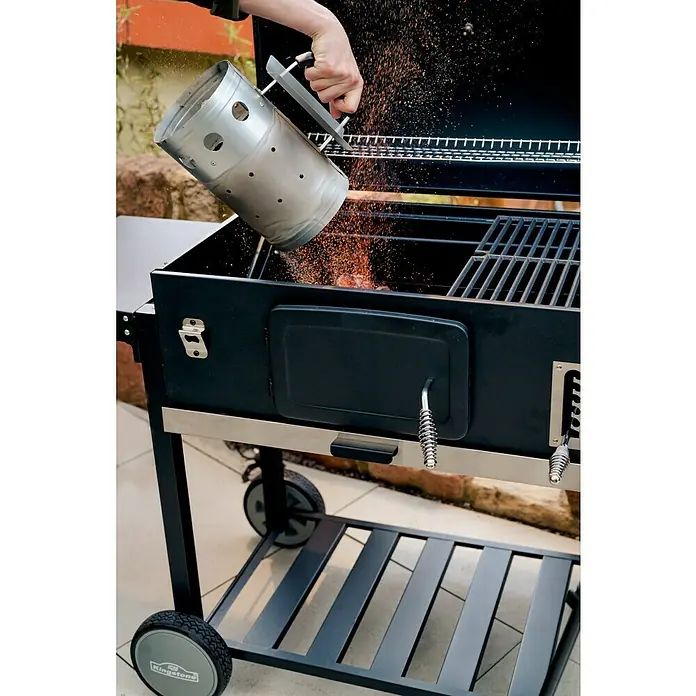 Kingstone KMS Holzkohlegrill Black Angus XXL - Grillfläche (B x T): 70 x 43,5 cm, Schwarz - Ein Holzkohlegrill wird mit einem Anzündkamin befüllt, um das Grillen zu starten. Der Grill hat eine robuste Bauweise und praktische Ablageflächen.