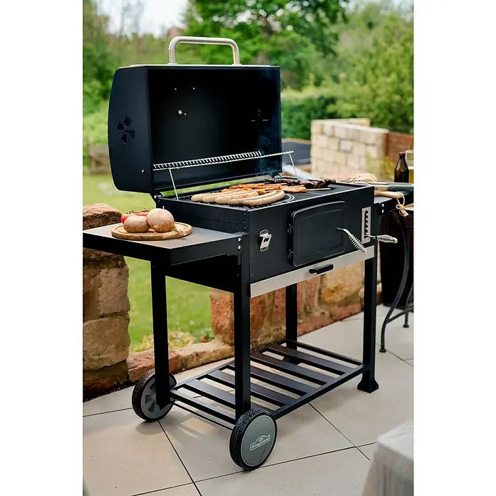 Kingstone KMS Holzkohlegrill Black Angus XXL - Grillfläche (B x T): 70 x 43,5 cm, Schwarz - Dieser hochwertige Holzkohlegrill mit Ablagefläche und Rädern ist perfekt für Grillabende im Freien und bietet Komfort und Funktionalität.