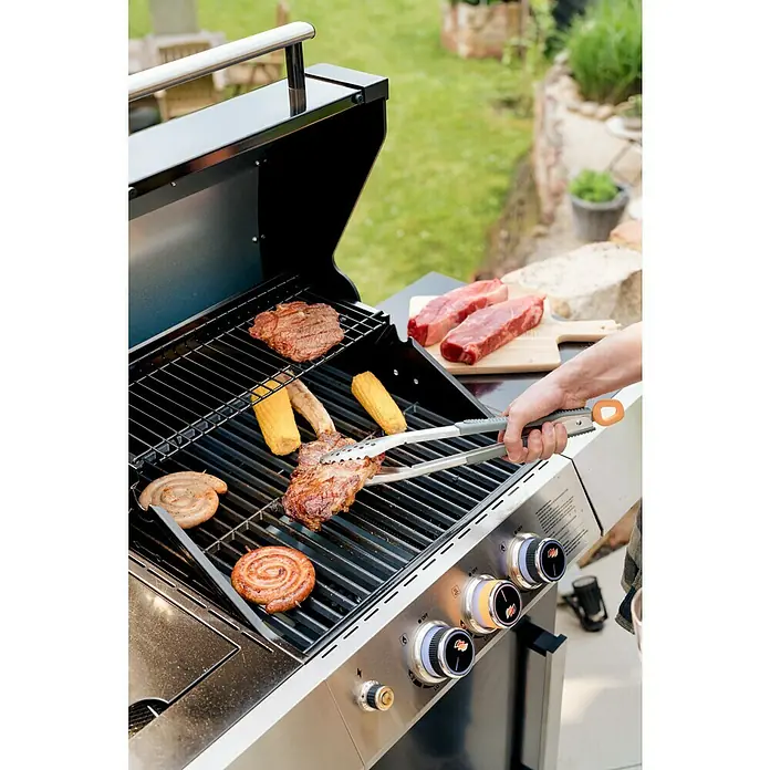 Kingstone Grillzange - Länge: 46 cm - Ein Grill im Freien mit Steaks, Würstchen und Maiskolben. Die Steaks brutzeln auf dem Grill und werden mit einer Zange gewendet.