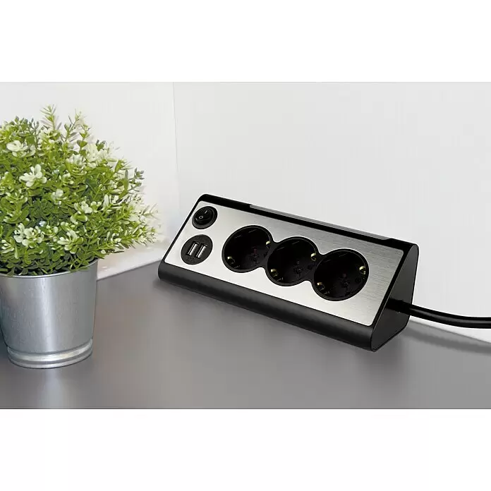 REV Steckdosenleiste Light Socket - Silber, Kabellänge: 1,4 m, IP20, Mit Schalter - Schwarze und gebürstete Metall-Steckdosenleiste mit 3 AC-Steckdosen, 2 USB-Ladeanschlüssen und einem Netzschalter.