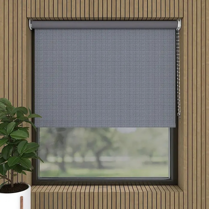 Rollo Nicole - B x H: 140 x 190 cm, Grau Struktur, Formen & Muster - Graue Rollos an einem Fenster mit Holzrahmen sorgen für Privatsphäre und Blendschutz.