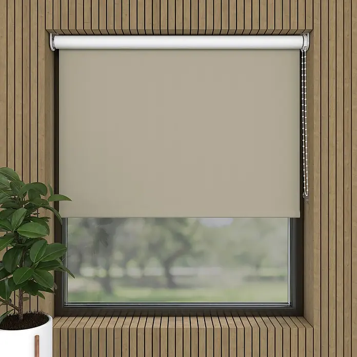 Expo Ambiente VerdunkelungsrolloB x H: 80 x 275 cm, Zement, Uni - Bild eines beigen Rollos vor einem Fenster mit Holzrahmen und Topfpflanze.