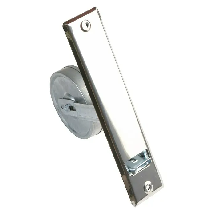 Recogedor de cinta de persiana de embutir - Anchura de la correa: 22 mm - Primer plano de un pestillo de puerta brillante de color plateado con un mecanismo redondo en el lateral, aislado sobre un fondo blanco.