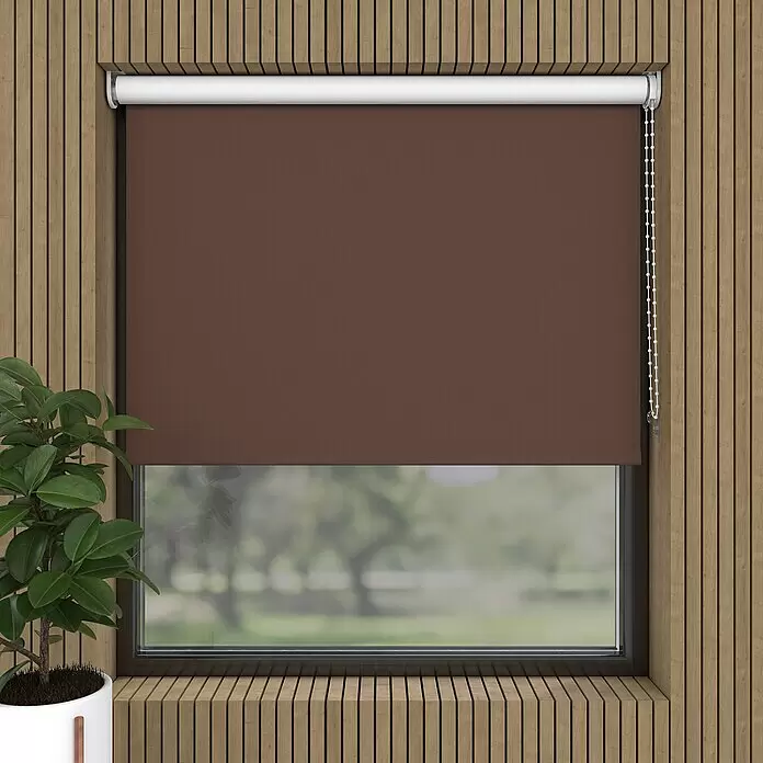 Verdunkelungsrollo - B x H: 90 x 275 cm, Braun - Braunes Rollo am Fenster, teilweise heruntergelassen, umgeben von Holzverkleidung und einer Pflanze.