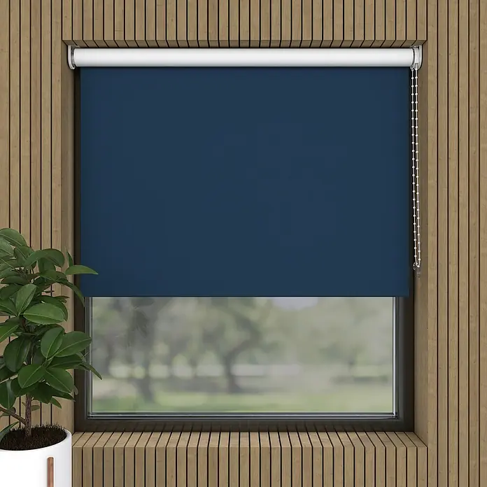 Expo Ambiente Verdunkelungsrollo - B x H: 60 x 190 cm, Dunkelblau, Uni - Ein marineblauer Rollvorhang vor einem Fenster mit Blick auf die Natur, der Privatsphäre und Verdunkelung bietet. Perfekt für Schlafzimmer oder Büros.