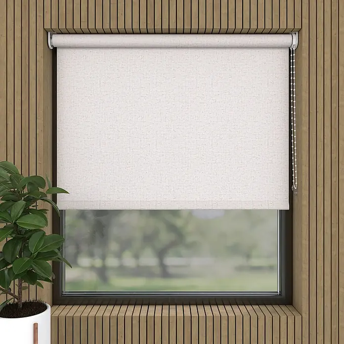 Rollo Leinen - B x H: 140 x 190 cm, Leinen, Sonstige - Ein beigefarbenes Rollo ist vor einem Fenster mit Blick auf üppiges Grün angebracht und sorgt für Privatsphäre und Ambiente.