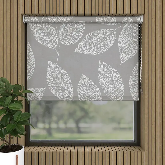 Rollo Blatt - B x H: 120 x 190 cm, Beige, Blumen & Pflanzen - Ein Rollo mit Blattmuster, das vor einem Fenster hängt, sorgt für Privatsphäre und natürliche Beleuchtung im Raum.