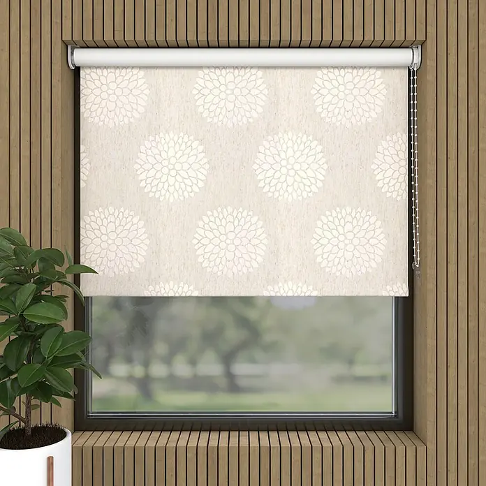 Expo Ambiente Rollo - B x H: 60 x 190 cm, Leinen, Blumen & Pflanzen - Eine schöne Fensterdekoration mit einem gemusterten Rollo in einem Raum mit Holzvertäfelung. Das Rollo ist ein echter Blickfang im Raum.