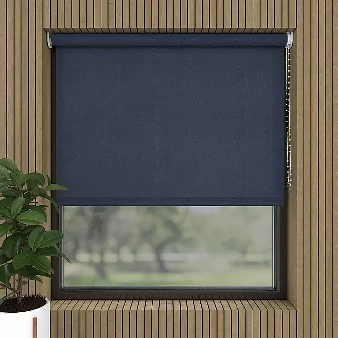 Rollo - B x H: 40 x 190 cm, Indigo, Tageslichtdurchlässig - Dunkelblauer Rollo in einer Fensternische mit Holzvertäfelung, teilweise heruntergelassen, um die Sicht zu verdecken. Mit Perlenkette zur Bedienung.