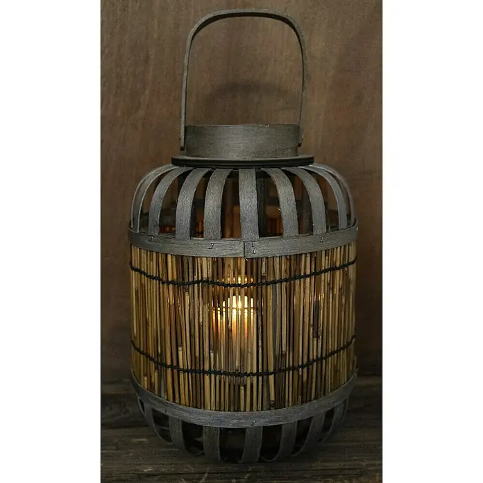 Windlicht Orient - Ø x H: 27 x 40 cm, Braun - Dekorative Laterne aus Holz und Metall mit einer brennenden Kerze im Inneren, die ein warmes Licht erzeugt.