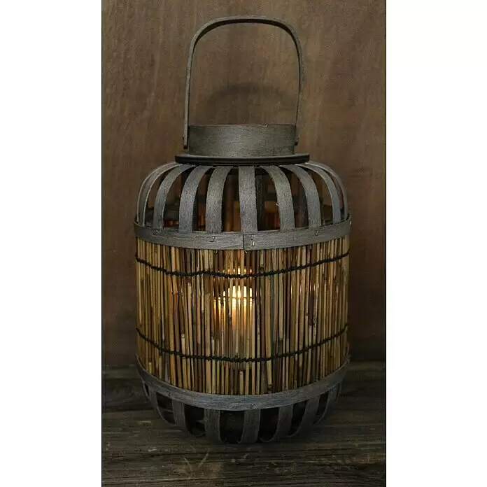 Windlicht Orient - Ø x H: 22 x 33 cm, Braun - Laterne aus grauem Holz und Bambus mit einer warm leuchtenden Kerze im Inneren.