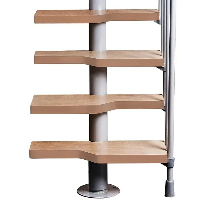 Atrium Raumspartreppe Mini Vertical - Farbton Metall: RAL 9006, Breite: 60 cm, Buche, Geschosshöhe: 222 cm - 300 cm - Detailaufnahme einer Wendeltreppe mit hellbraunen Holzstufen und grauem Metallgeländer vor einem neutralen Hintergrund.