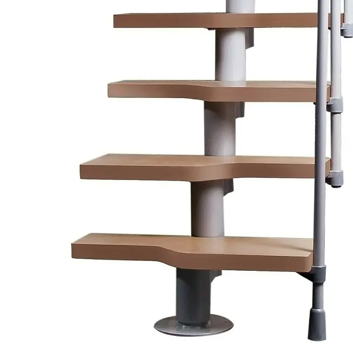 Atrium Raumspartreppe Mini - Farbton Metall: RAL 9006, Breite: 60 cm, Buche, Geschosshöhe: 222 cm - 300 cm - Abgebildete Wendeltreppe mit Holzstufen und einem zentralen, zylindrischen Träger. Diese Treppe ist platzsparend und modern designt.