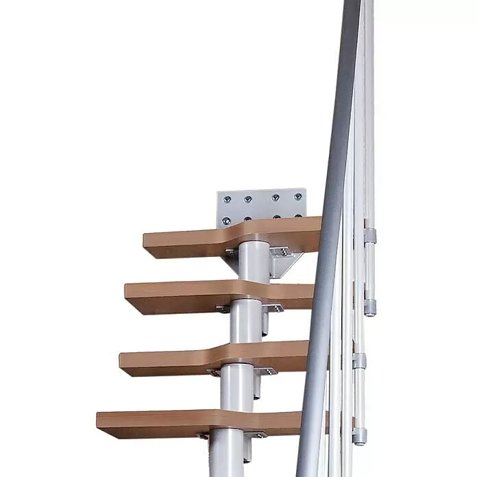 Atrium Raumspartreppe Mini - Farbton Metall: RAL 9006, Breite: 60 cm, Buche, Geschosshöhe: 222 cm - 300 cm - Nahaufnahme eines Wendeltreppenabschnitts mit hellbraunen Holzstufen, einer weißen Metallsäule und silbernen Geländerdetails, an einer grauen Platte befestigt.