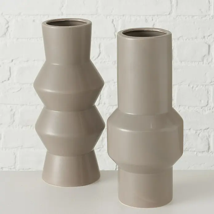 Vase Sybil - Ø x H: 13 x 30 cm, Keramik, Bauchig, Beige - Zwei dekorative graue Vasen mit einzigartigen geometrischen Formen, perfekt für stilvolle Wohnkultur und moderne Akzente.
