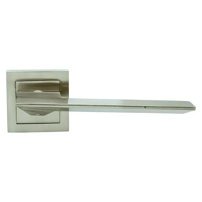 Micel Conjunto de picaporte R-878 - Aluminio - Un moderno tirador de puerta de color plateado con un diseño minimalista y cuadrado sobre un fondo negro.