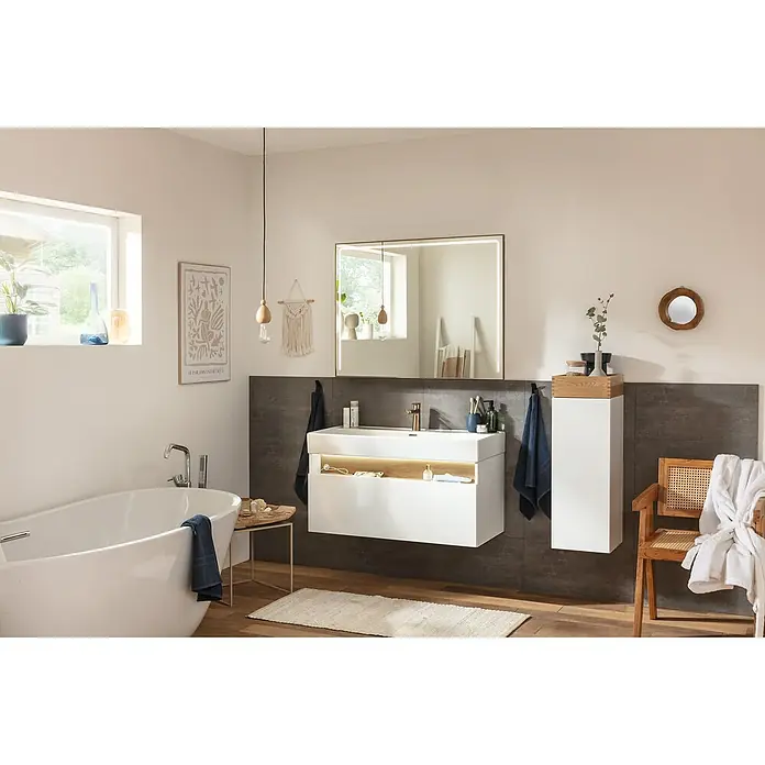 Camargue Nature Waschtischunterschrank100 x 45 x 46 cm, Weiß/Eiche - Modernes Badezimmer mit weißem Waschtisch mit Unterschrank, beleuchtetem Spiegel und freistehender Badewanne für ein elegantes Ambiente.