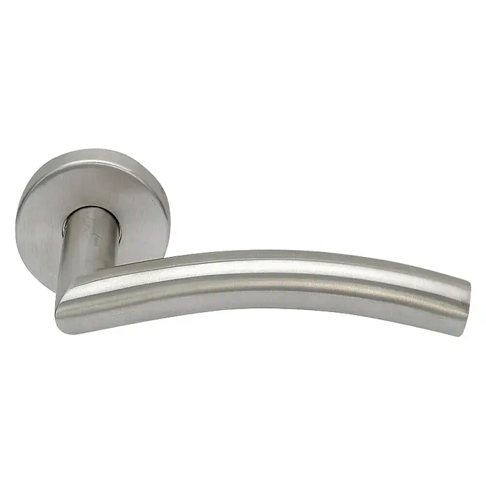 GDK Conjunto de picaporte QDT-08 SS - Largo: 12 cm, Inoxidable - Primer plano de una manija de puerta de acero inoxidable cepillado con un diseño elegante y curvo y roseta redonda. Un complemento elegante para puertas modernas.