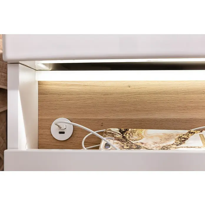 Camargue Nature Badmöbel-Set NA101D - 100 cm, Weiß, 2 Hahnlöcher - Nahaufnahme eines Nachttisches mit integriertem USB-Anschluss und Ladekabel, der Komfort und moderne Technologie vereint.